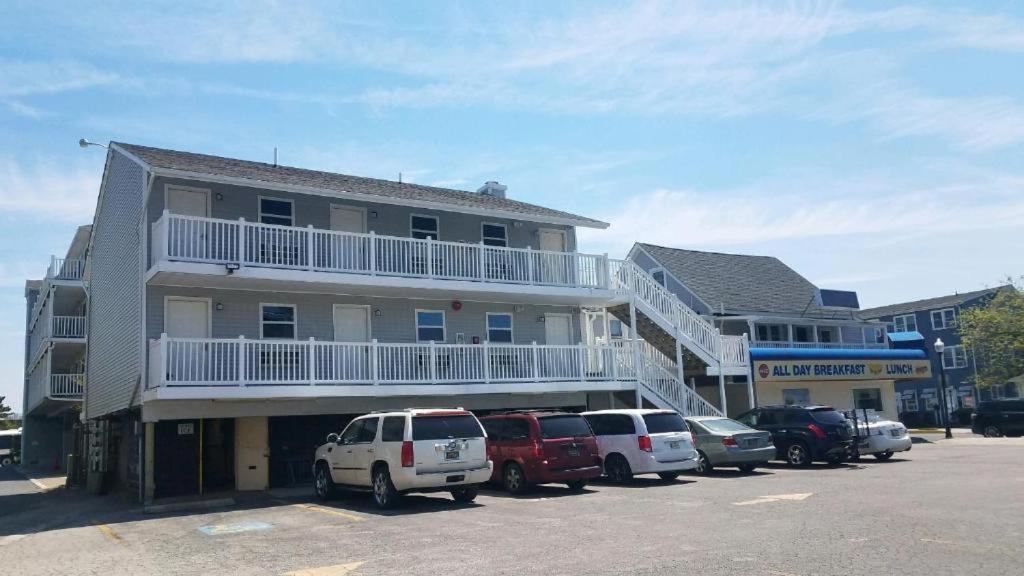 大洋城Atlantic Breeze Motel &amp; Apartments的停车场里停着汽车的建筑物