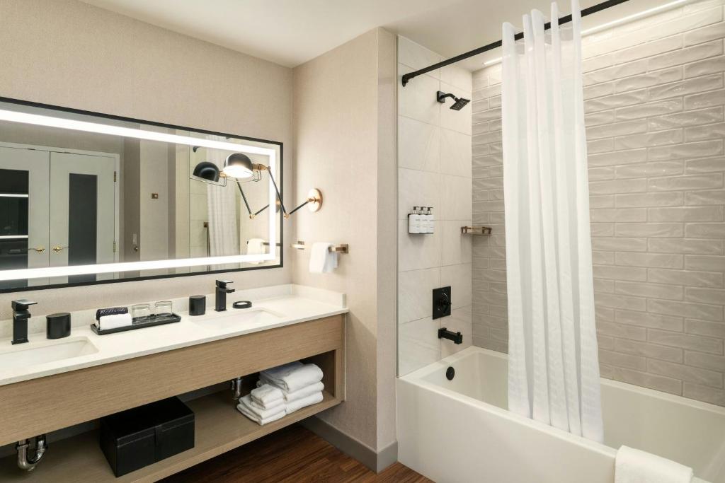 Hotel Effie Sandestin Resort, Autograph Collection的一间浴室