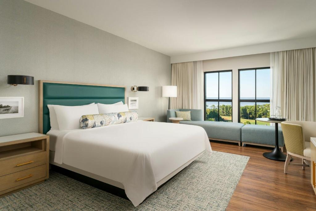 Hotel Effie Sandestin Resort, Autograph Collection客房内的一张或多张床位