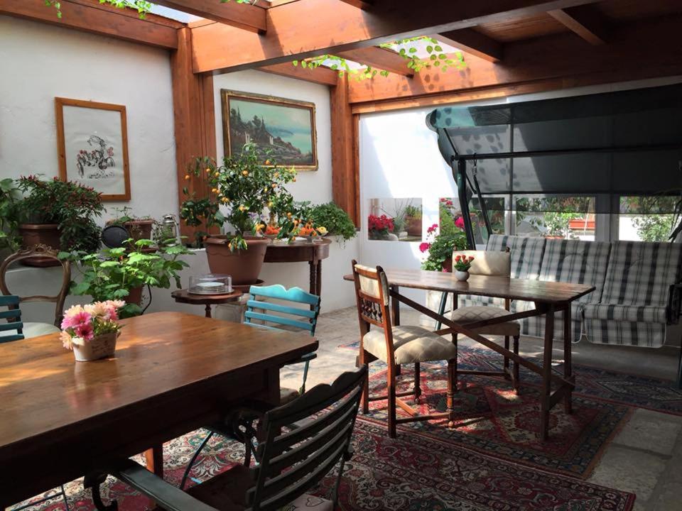 巴里奥兹住宿加早餐旅馆的庭院配有桌椅和植物