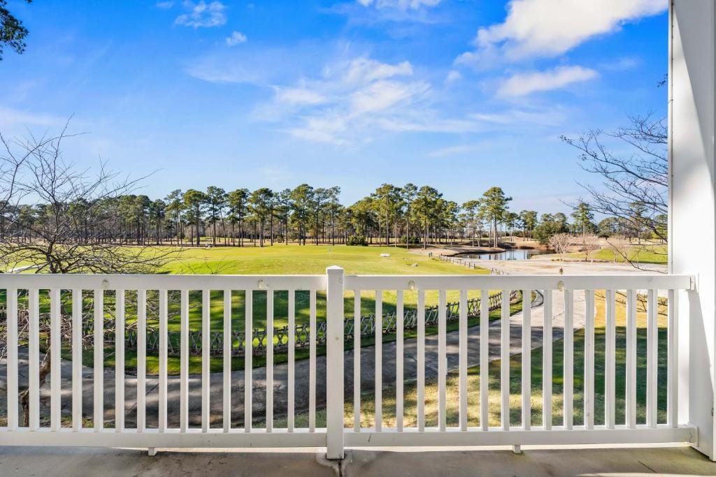默特尔比奇World Tour Golf Resort 206的公园景白色围栏
