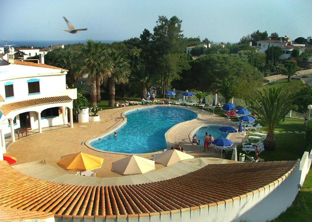 阿玛考德佩拉杜立坤达思酒店的享有带遮阳伞的游泳池的景色