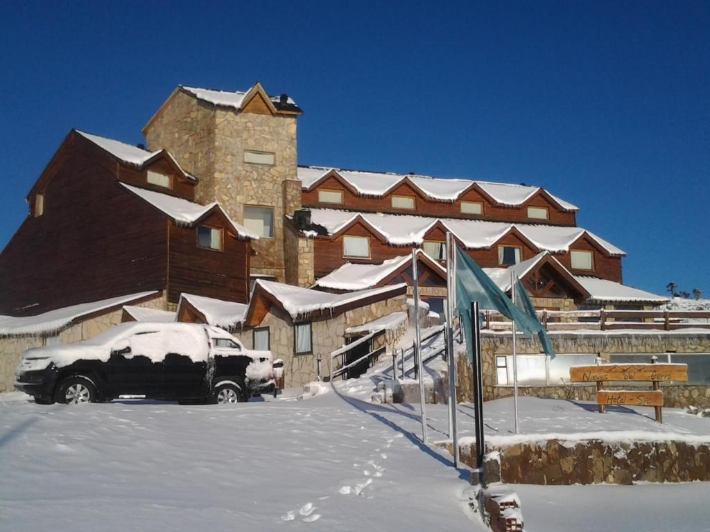 卡薇亚惠尼夫德尔克罗SPA酒店的停在大雪屋前的汽车