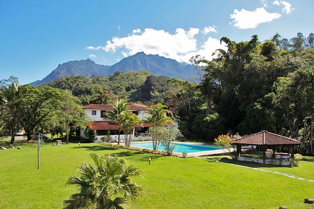 佩尼多法兰西岛阿孔切戈斯酒店的一座带游泳池和山脉的度假村