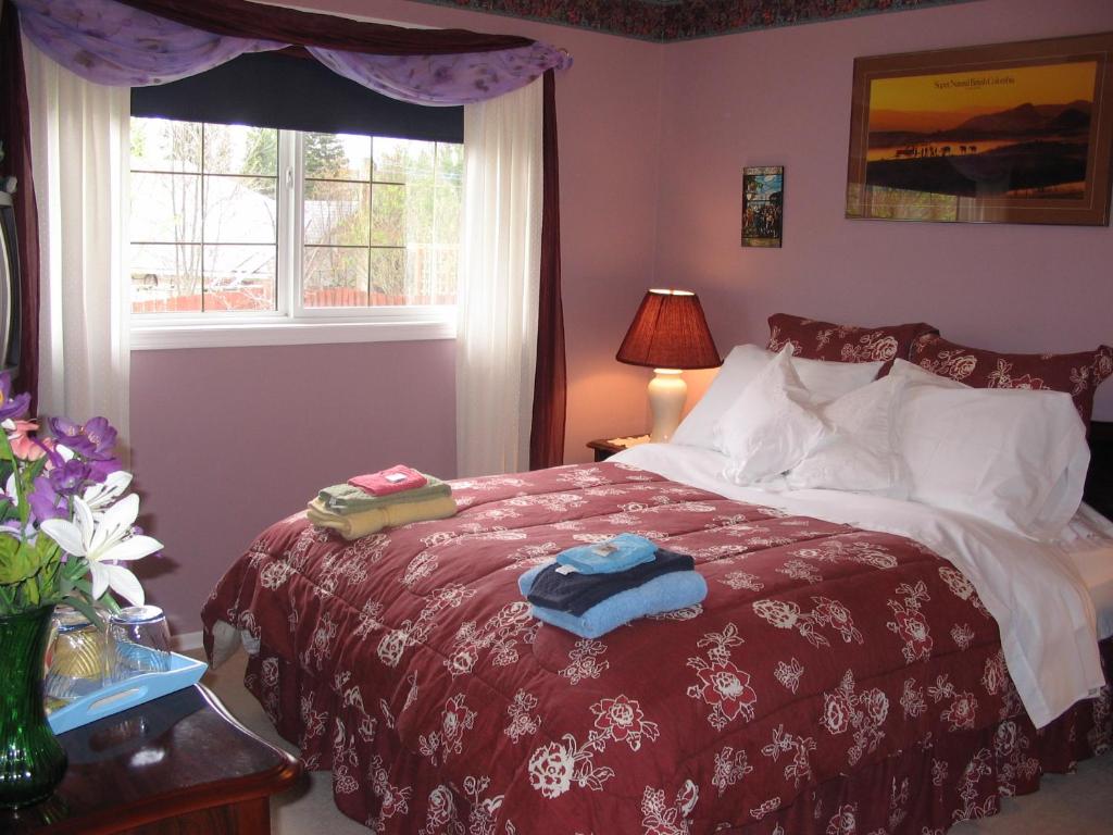 乔治王子城The Grateful Bed B'n'B的一间卧室配有一张床,上面有两条毛巾