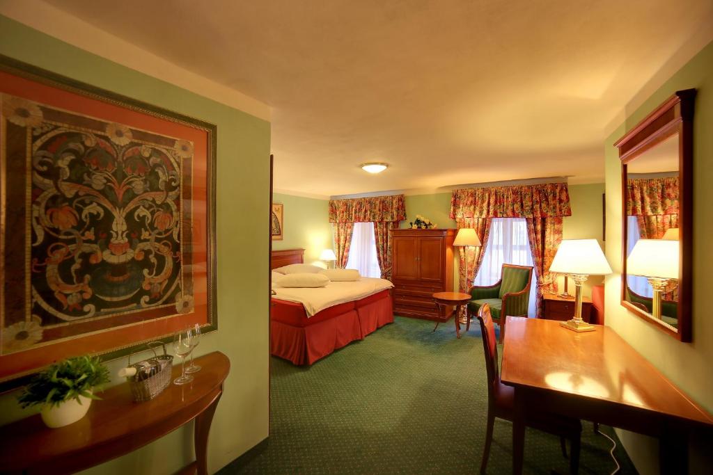 洛克特Pension Masonic House的配有一张床、一张桌子和一张桌子的酒店客房