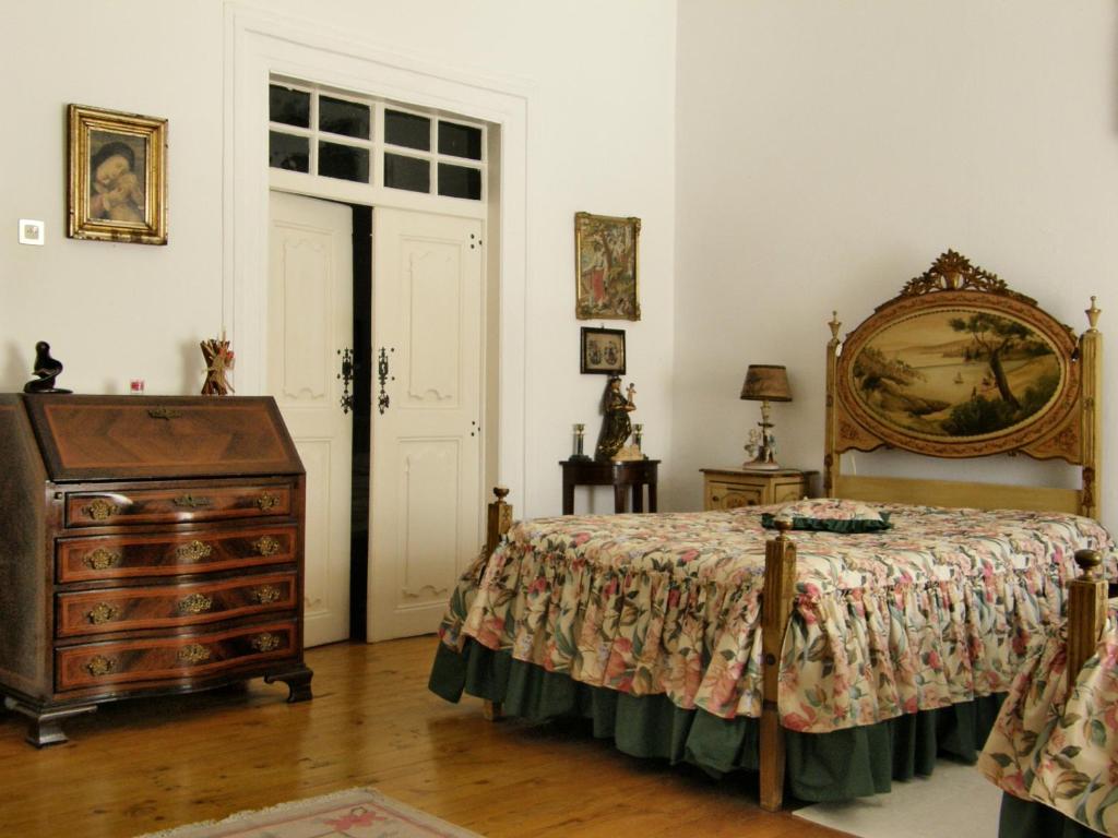 波塔莱格雷Solar das Avencas的一间卧室配有床、梳妆台和门
