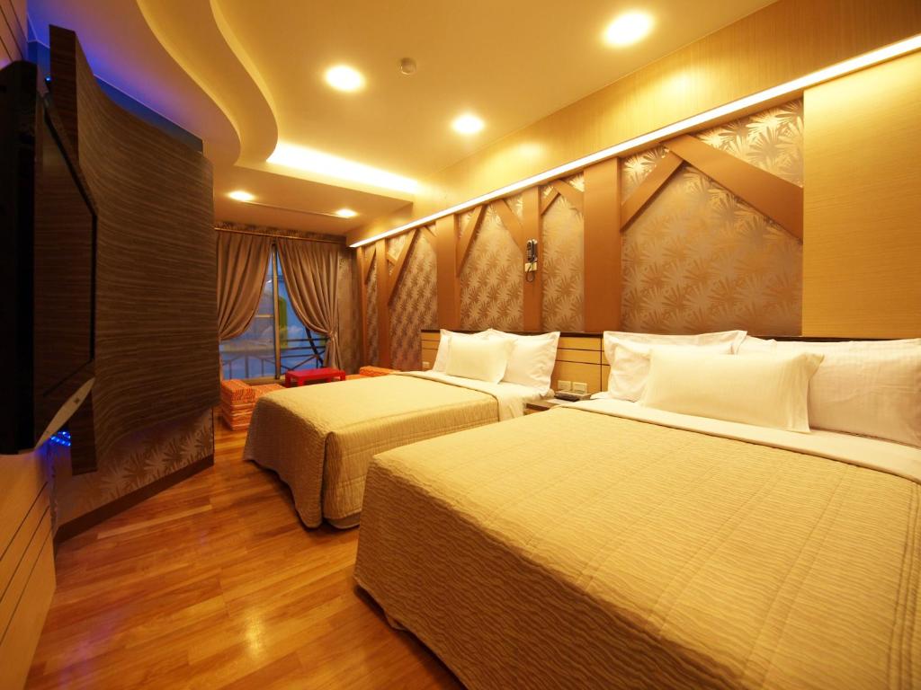 垦丁大街艾比莎渡假旅店二馆的酒店客房设有两张床和一台平面电视。