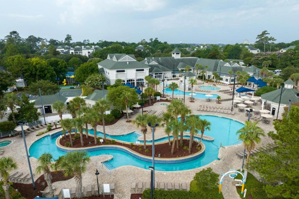 默特尔比奇Sheraton Broadway Resort Villas的度假村泳池的鸟瞰图
