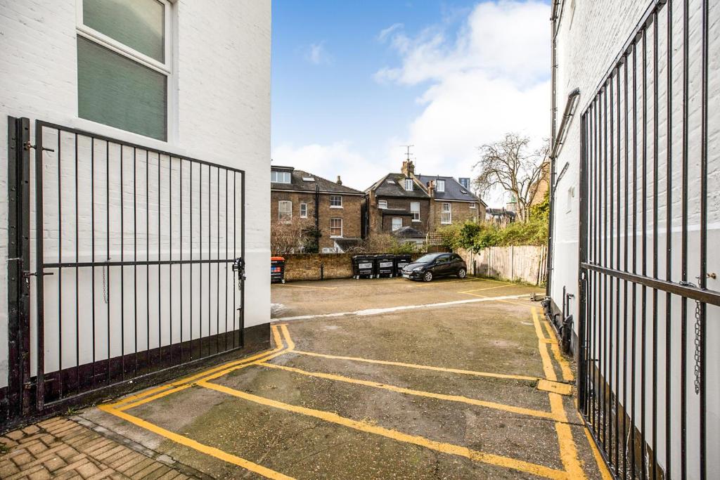 伦敦The Chapter Hotels - Finsbury Park的大楼旁的空停车位,有门
