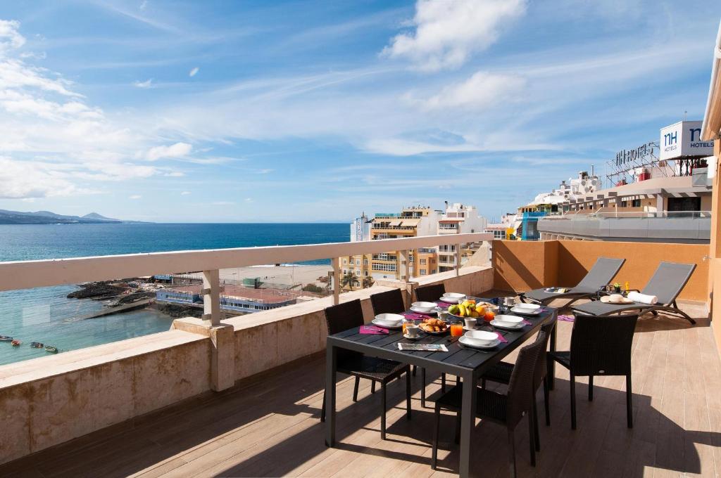 大加那利岛拉斯帕尔马斯Apartment Las Canteras Nautilus 8D的海景阳台上的桌子