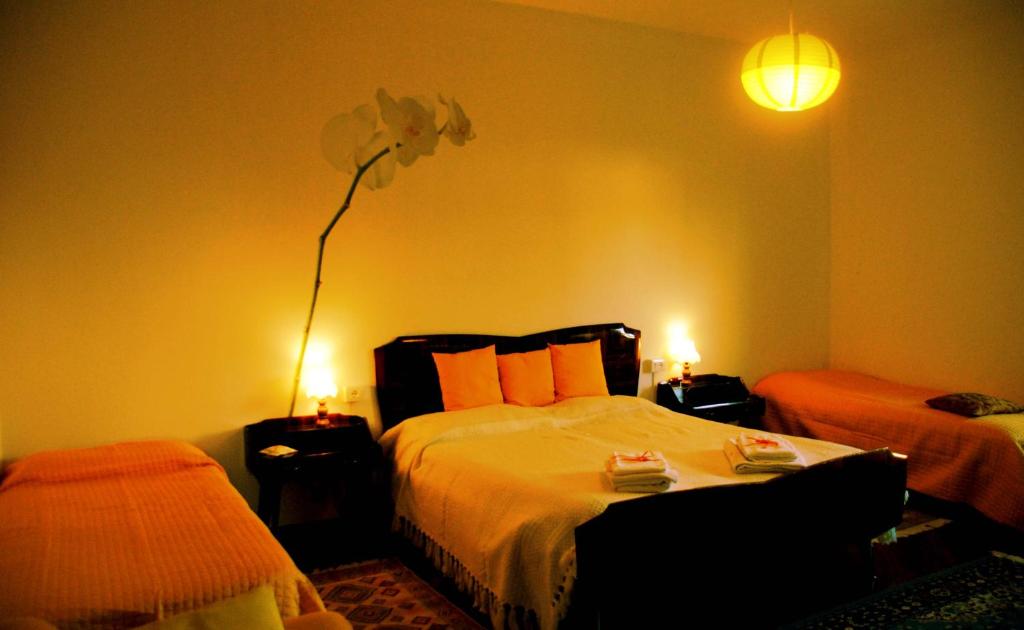 CaporiaccoB&B Nella Terra di Mezzo的一间卧室配有一张大床和两盏灯。