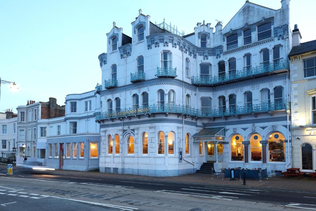 赖德皇家滨海酒店的街道边的白色大建筑