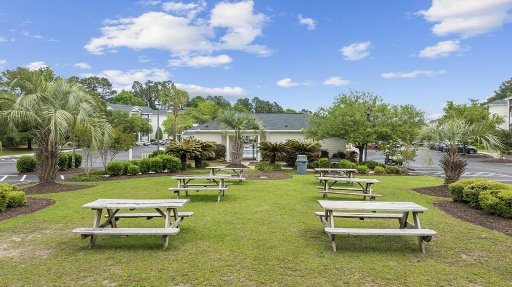 默特尔比奇The Fairways的公园里的一组野餐桌
