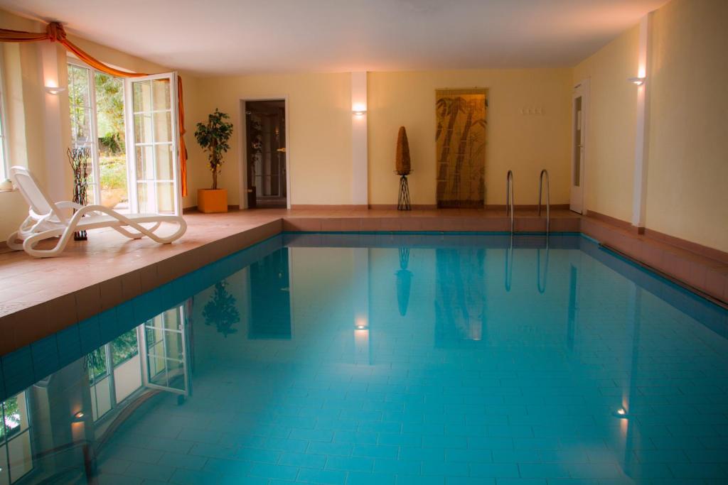 弗罗伊登施塔特瓦尔德苏赫兰德豪斯酒店的一座蓝色的游泳池