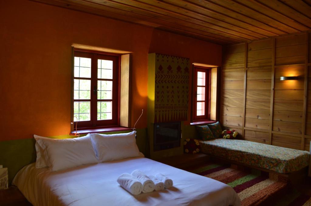 Káto Pediná阿尼米旅馆的一间卧室配有一张床,上面有两条毛巾