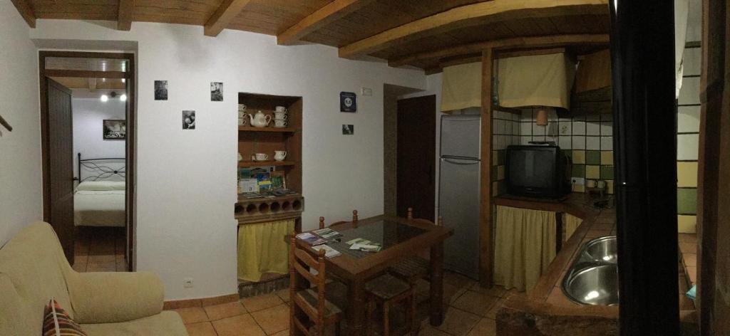 卡萨雷斯拉斯维加斯塔斯迪米阿布维拉乡村民宿的客厅设有带水槽和微波炉的厨房