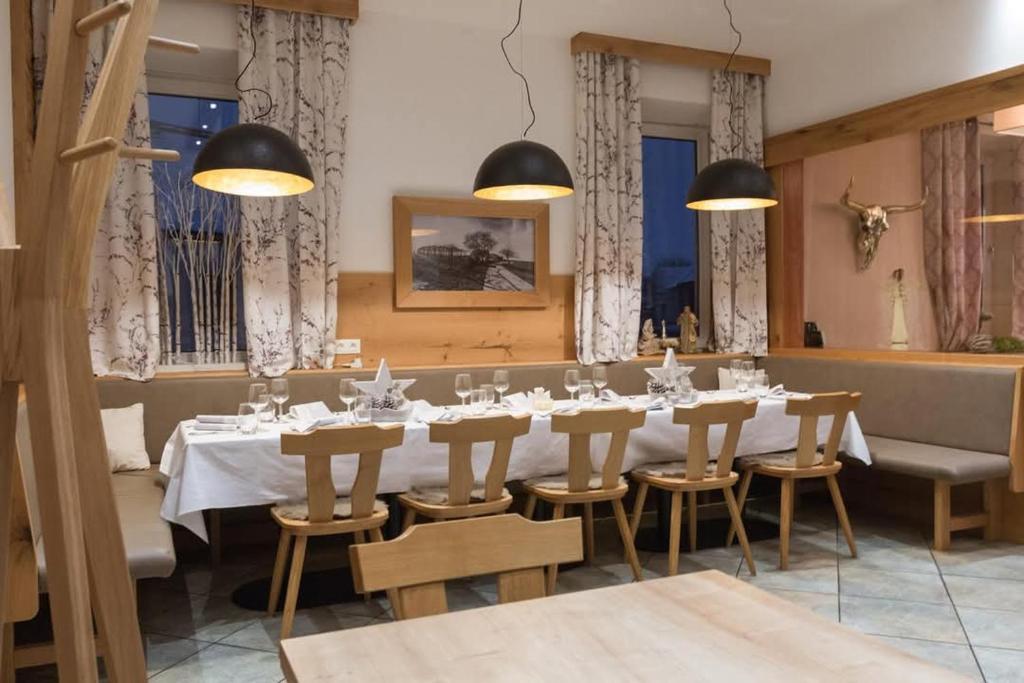 HöfleinGasthof Prinz的用餐室配有桌椅和灯