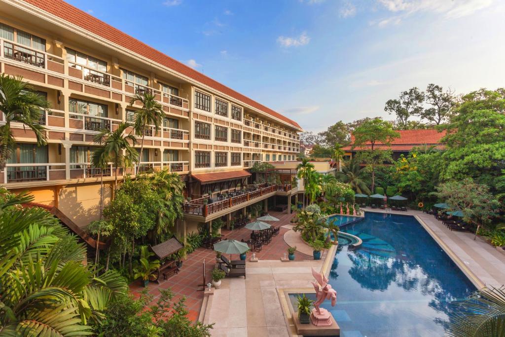 暹粒Prince Angkor Hotel & Spa的享有酒店上方的游泳池景致