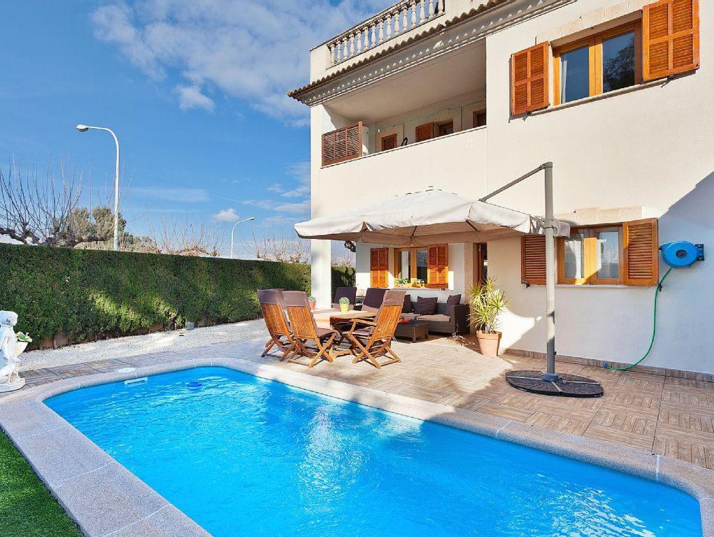 阿尔库迪亚港Casa Paraiso de Alcudia的别墅前设有游泳池