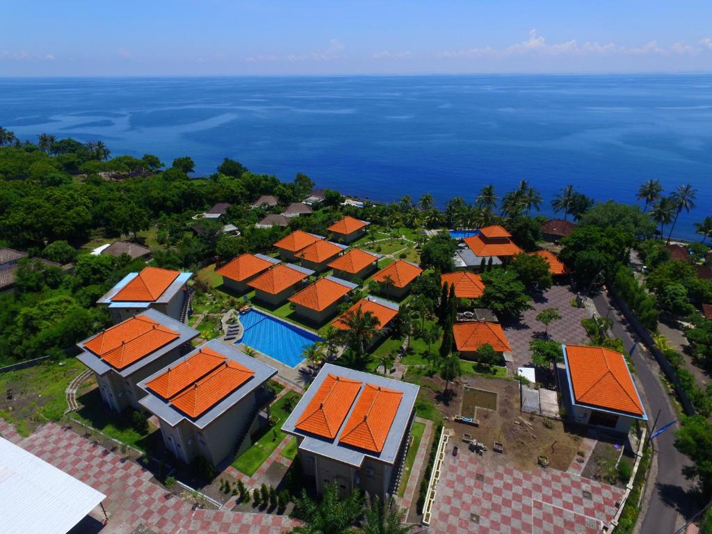 图兰奔Ocean View Tulamben Dive &amp; Resort的享有橙色屋顶房屋的空中景致