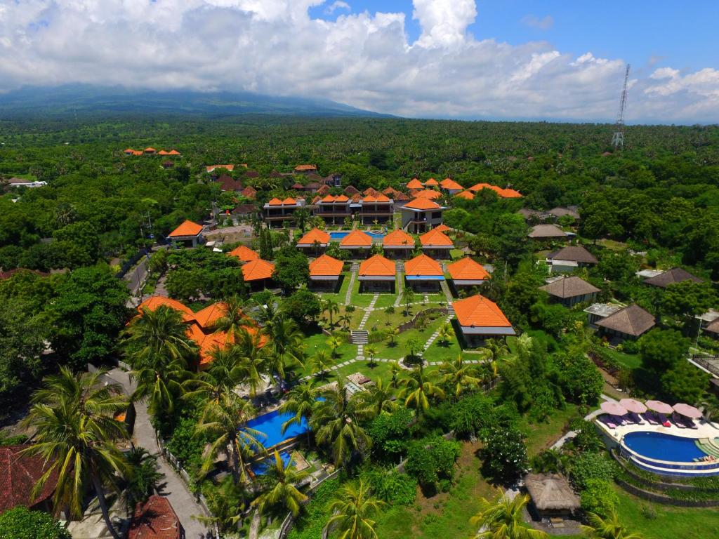 图兰奔Ocean View Tulamben Dive &amp; Resort的度假村的鸟瞰图