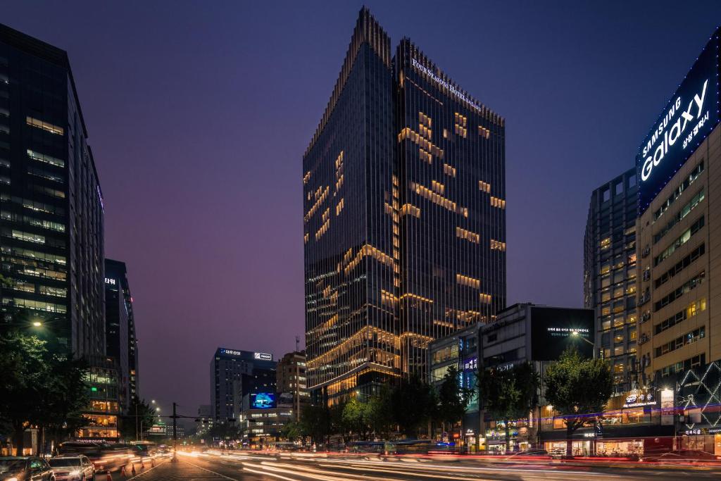 首尔首尔四季酒店的夜晚在城市的高楼