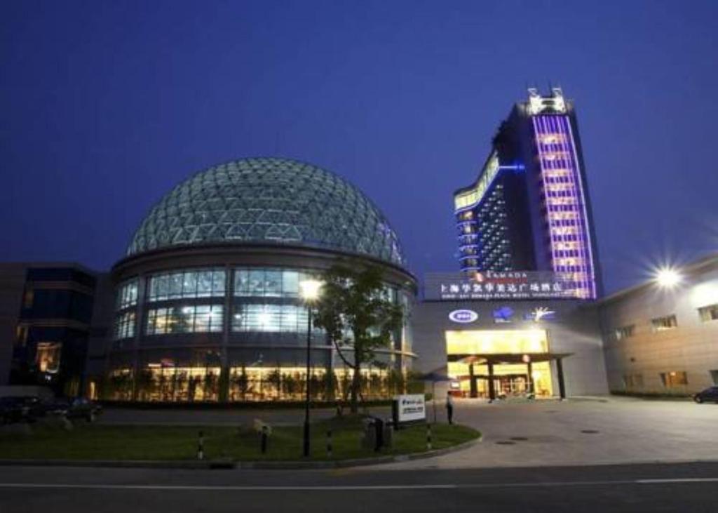 奉贤上海华凯华美达广场酒店的一座大玻璃建筑,后面是一座高大的建筑