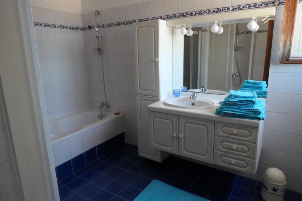 拉卡迪埃达聚La Galline的一间带水槽、浴缸和镜子的浴室