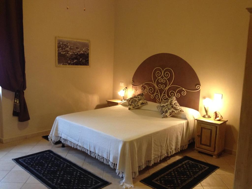 马达莱纳Stella di Mare的一间卧室配有床和2个床头柜