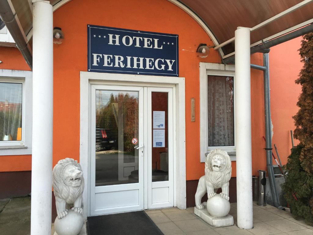 韦切什费里海吉酒店的大楼前有两只狮子的酒店入口