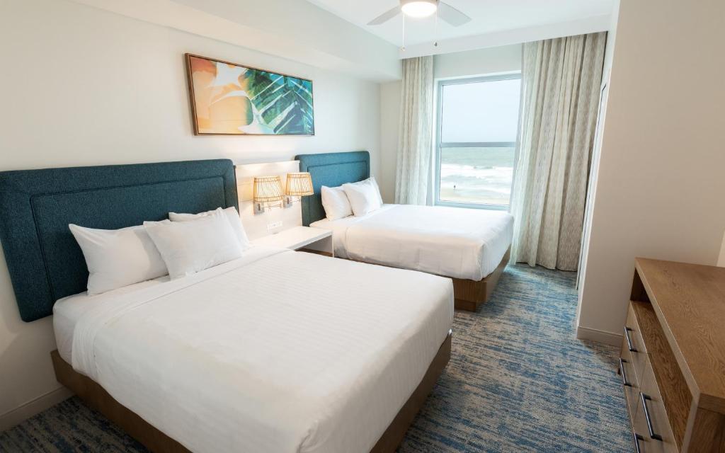 Holiday Inn Club Vacations Myrtle Beach Oceanfront客房内的一张或多张床位