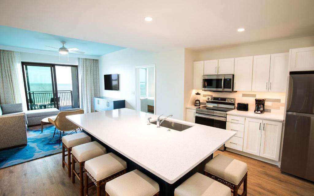 Holiday Inn Club Vacations Myrtle Beach Oceanfront的厨房或小厨房