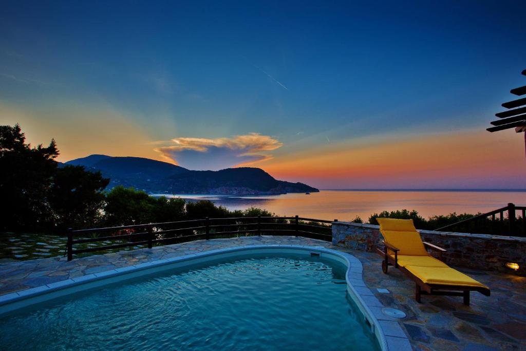 斯科派洛斯Porto Skopelos Villas的一个带椅子的海景游泳池