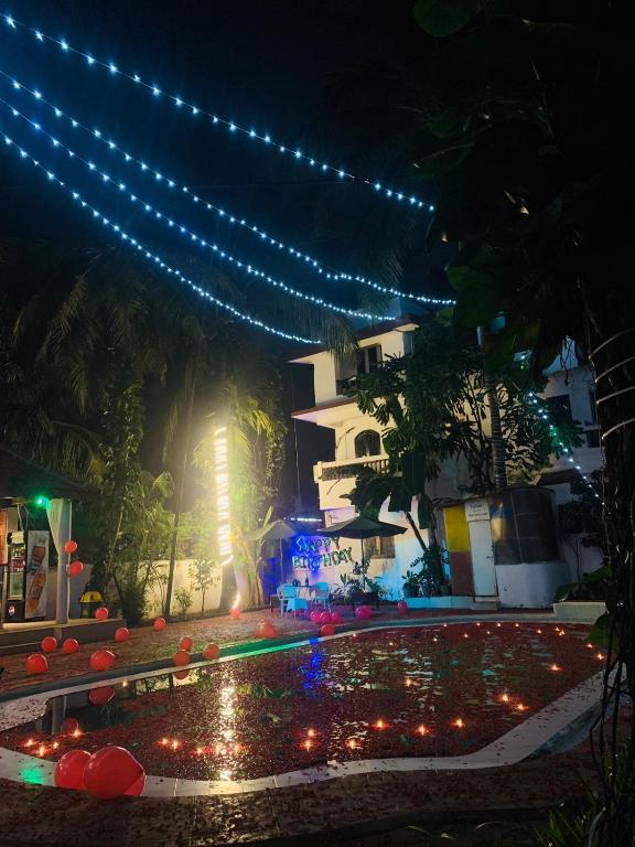 卡兰古特Richita resort的夜晚在建筑物前的一串灯