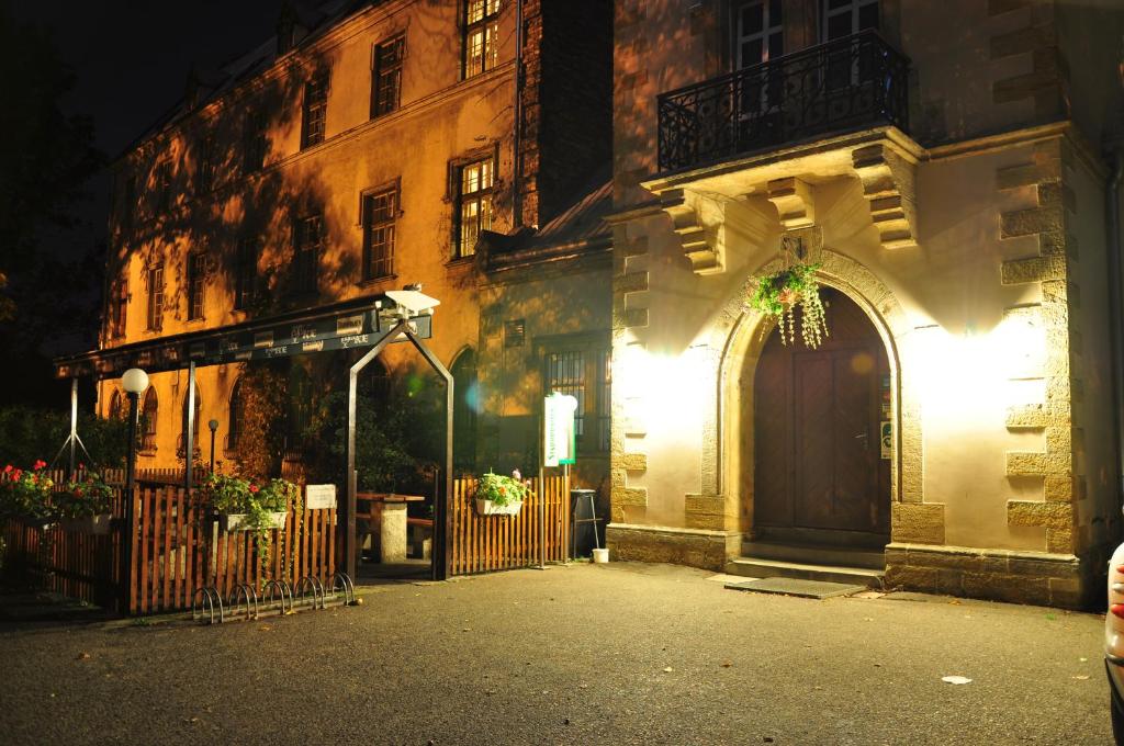德辛尤卡普尔酒店的一座建筑,在晚上有门在它前面