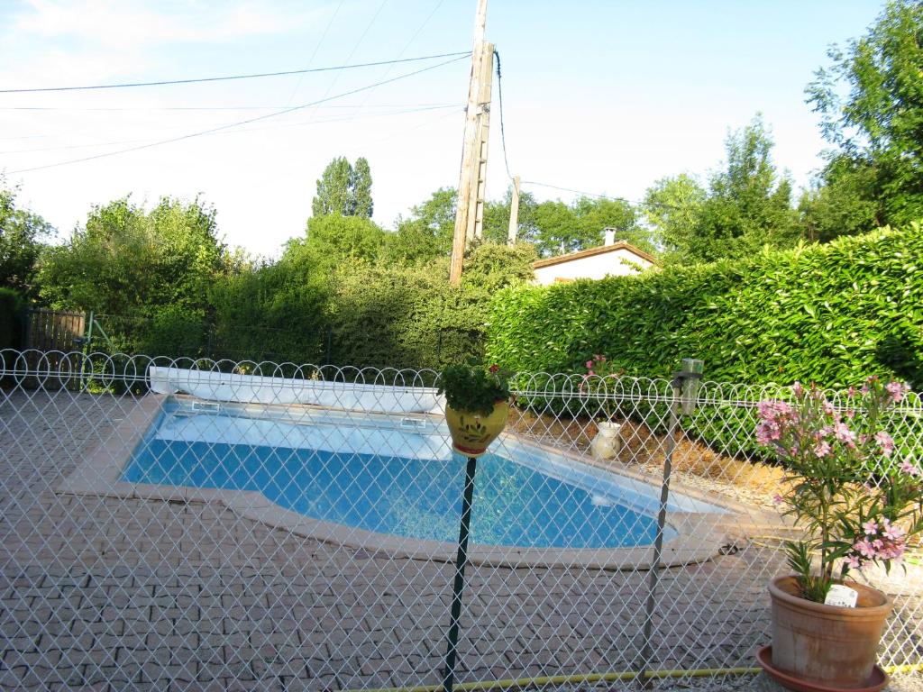 Saint-Julien勒玛沃兰德民宿的院子中带游泳池的围栏