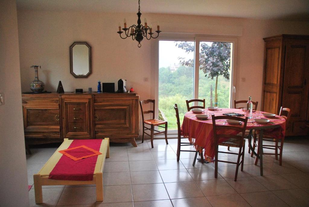 拉马斯特尔Gite De La Suche的一间带桌椅和窗户的用餐室