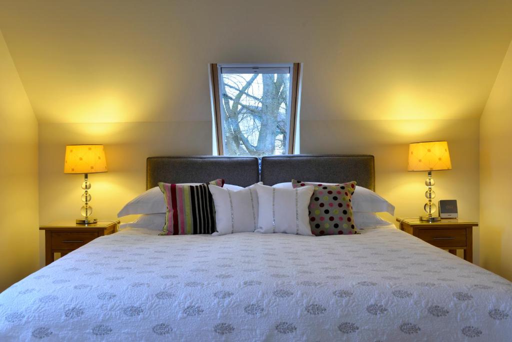阿伯费尔迪布雷之家住宿加早餐旅馆的一间卧室配有一张大床和两盏灯