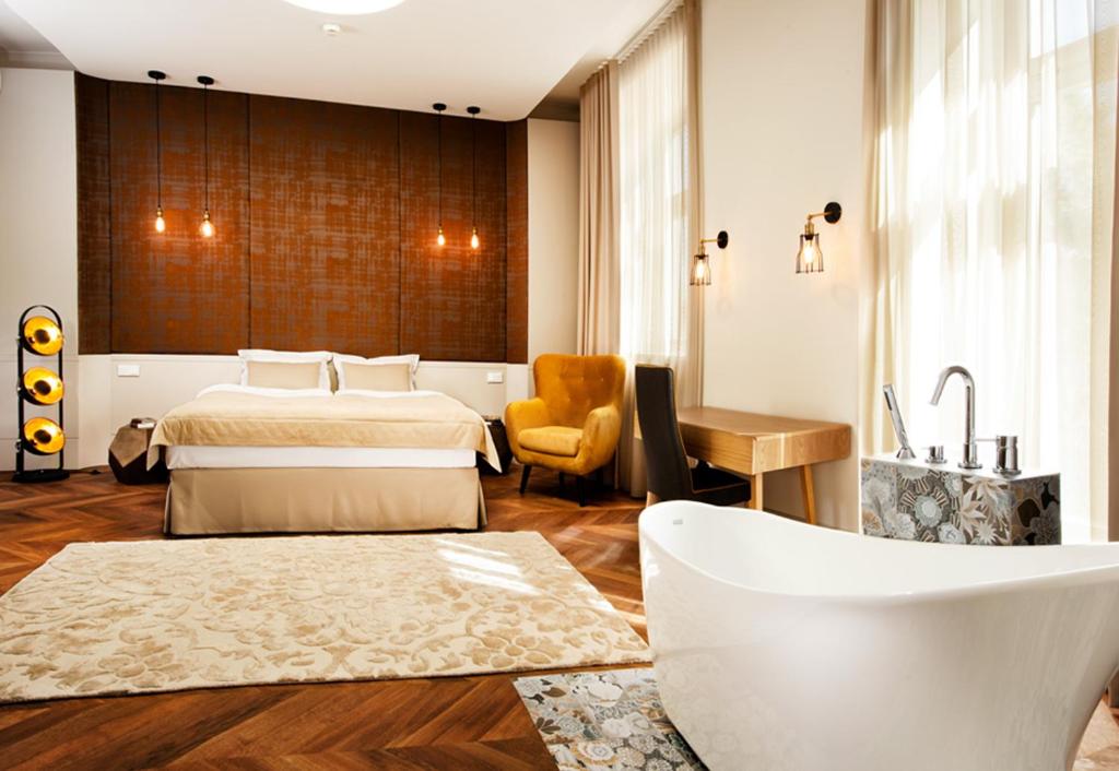 拉多姆Hotel Nihil Novi的酒店客房,配有两张床和椅子