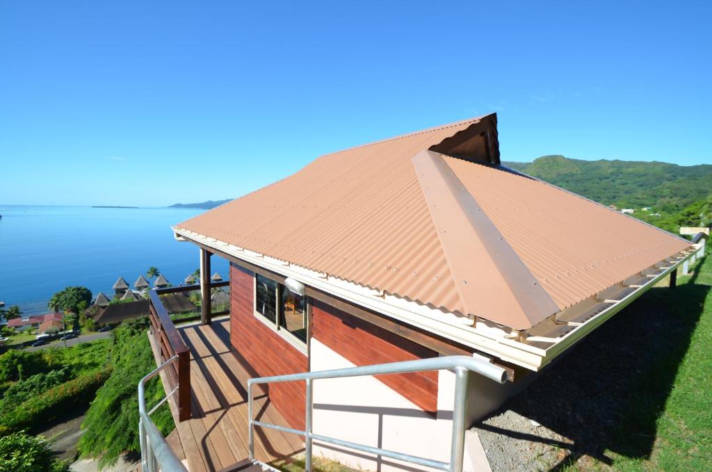 乌图罗阿Villa Tonoï的橙色屋顶房屋的图象
