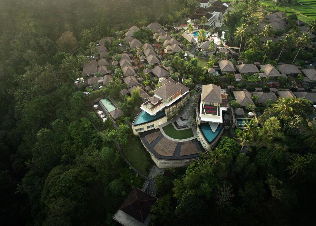 乌布Kamandalu Ubud - CHSE Certified的森林中房屋的空中景观