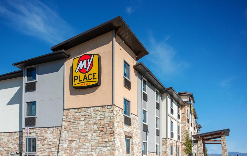 卡森市My Place Hotel-Carson City, NV的上面有比萨饼的地方标志的建筑