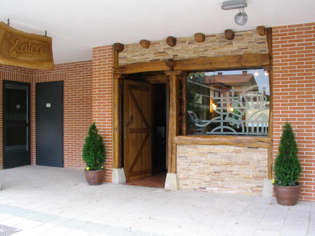 奥利奥奥里奥哈洛旅馆的木门砖砌建筑的入口