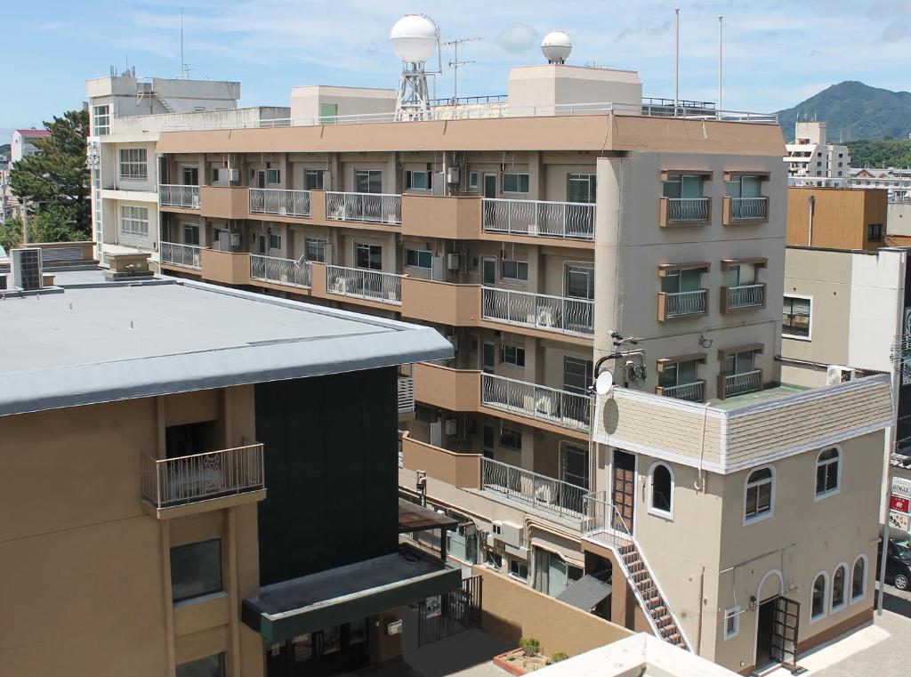 洲本市水母岛公寓的享有建筑空中美景,设有屋顶