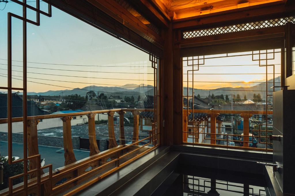 庆州Hanok Stay Seowa的享有水景和山景的阳台