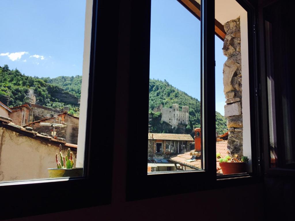 多尔切阿夸La Casetta的从房子的窗户欣赏美景