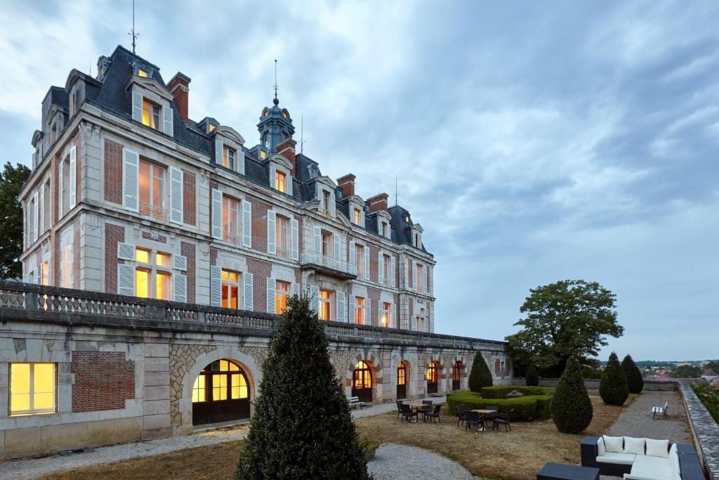 RullyChâteau Saint-Michel - Cercle des Grands Crus的一座大建筑,前面有一个庭院