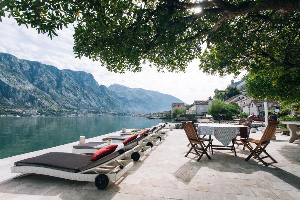 科托尔格拉乐艺术酒店的湖边一排躺椅