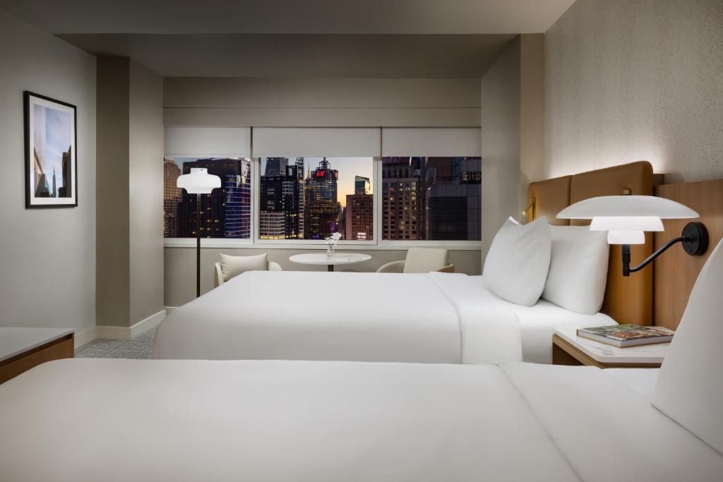 Hyatt Regency Times Square客房内的一张或多张床位